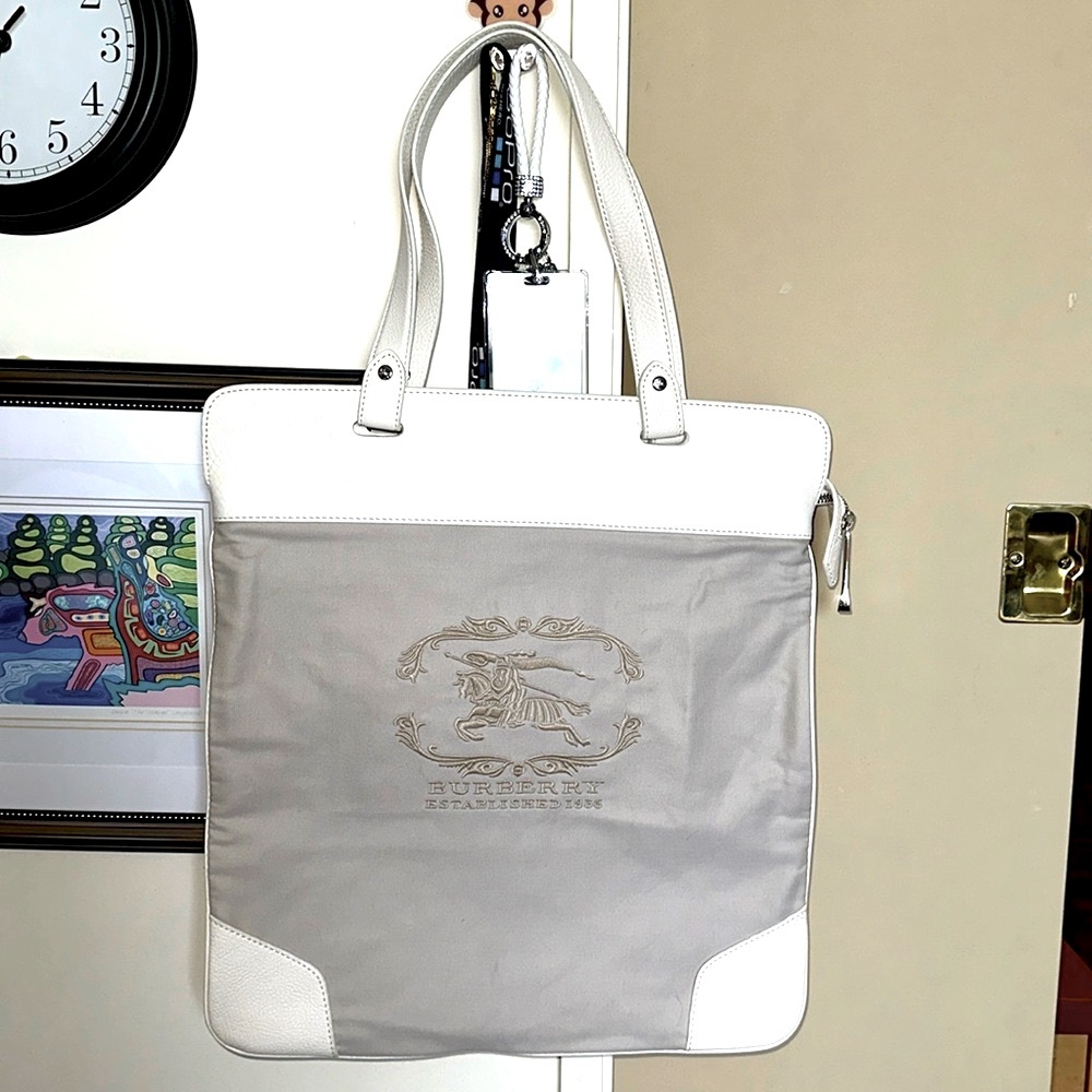 !!!! SALE!!!! Authentic Like New Condition Burberry Tote Bag
